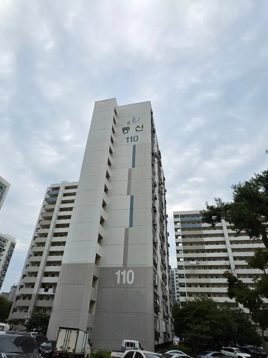 동신종합상가 2층 카페 머무름 안내 표지판