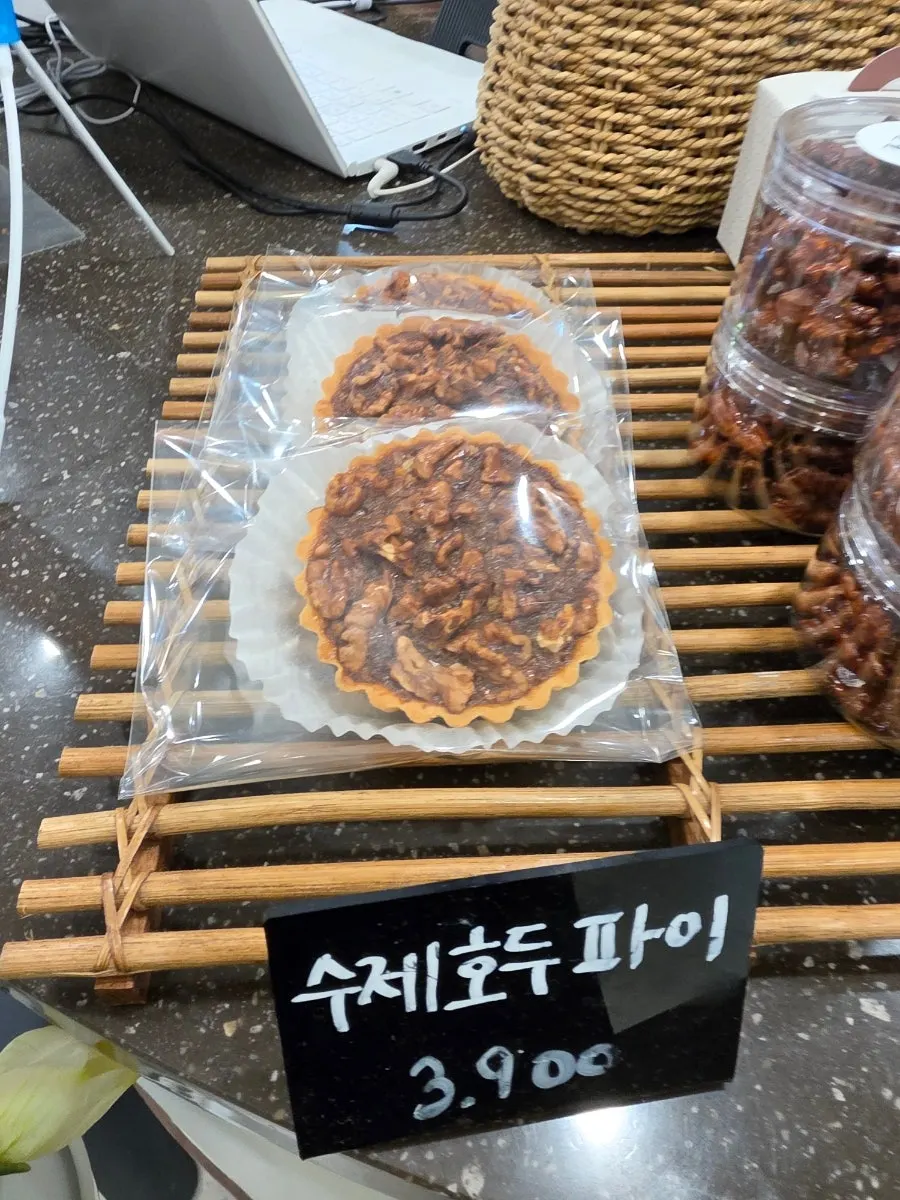 진열대에 놓인 소금빵과 에그타르트