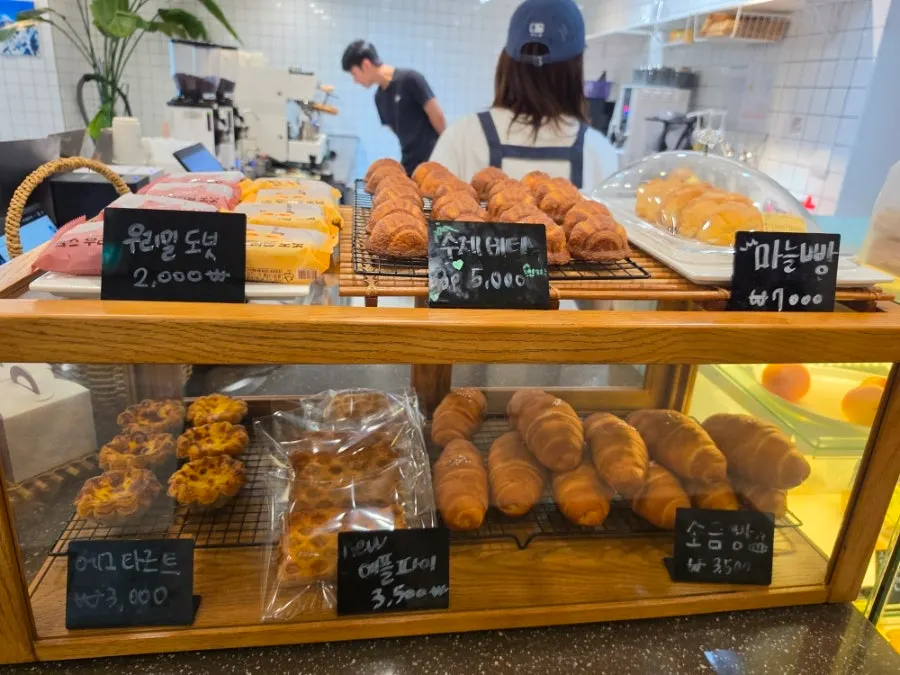 카페 머무름 베이커리 쇼케이스 가로 컷