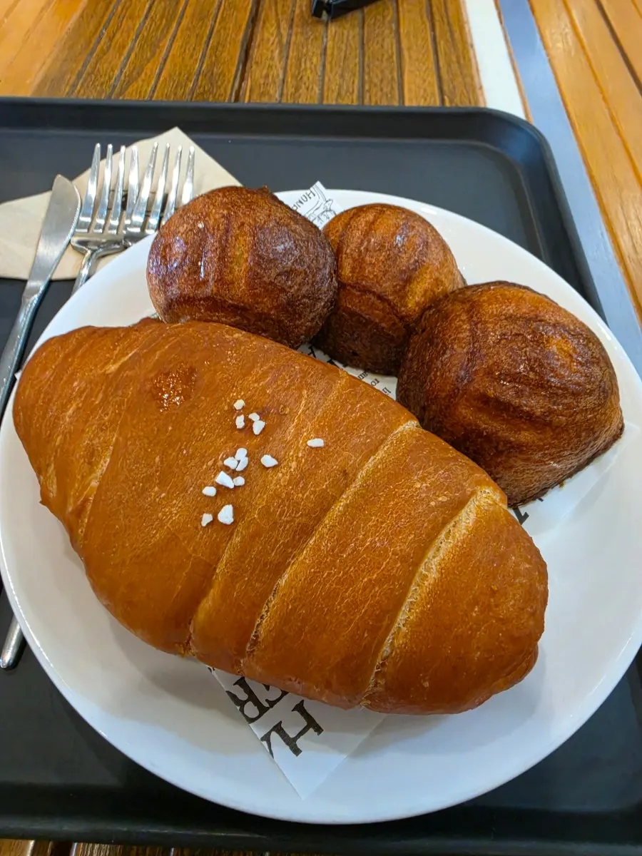 노릇하게 구워진 카페 머무름 소금빵