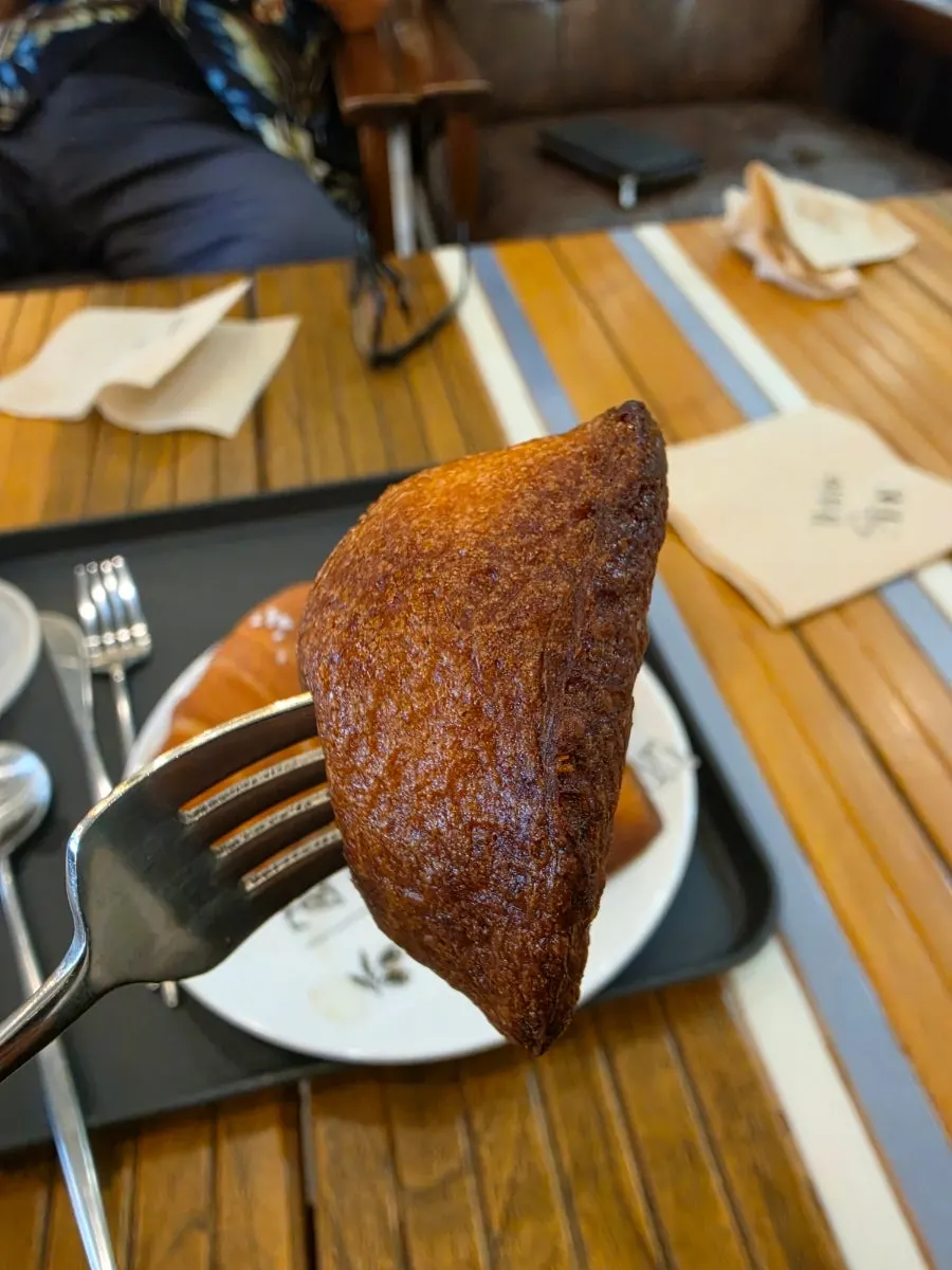 버터떡과 소금빵을 함께 놓은 테이블