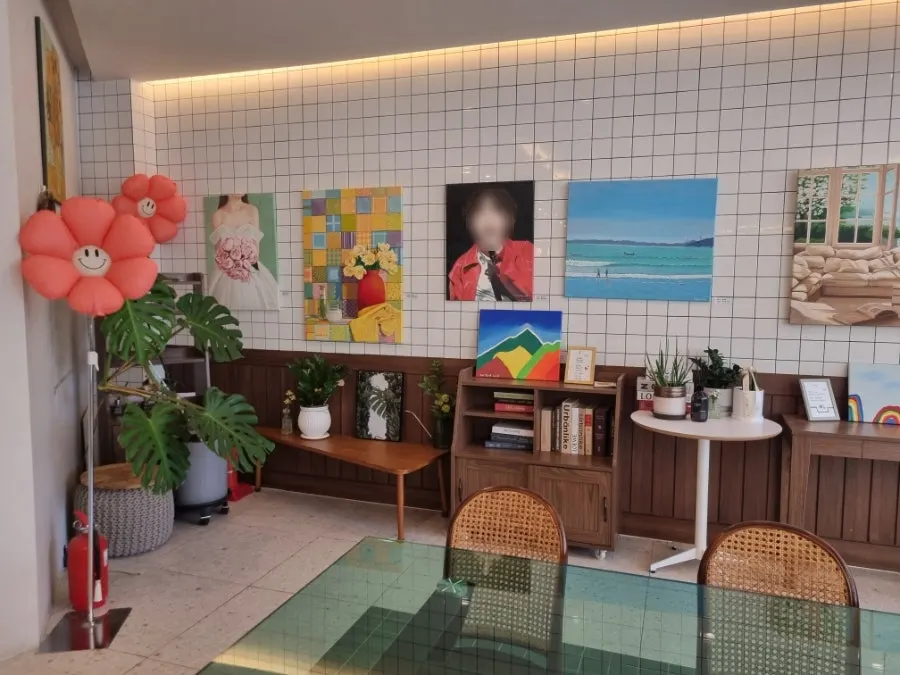 Café Meomureum's spacious, open interior atmosphere