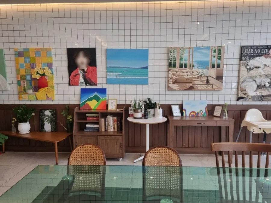 Table and seat arrangement in Café Meomureum's main hall