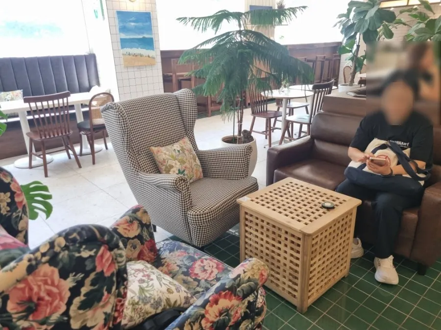 Quiet work seating area at Café Meomureum