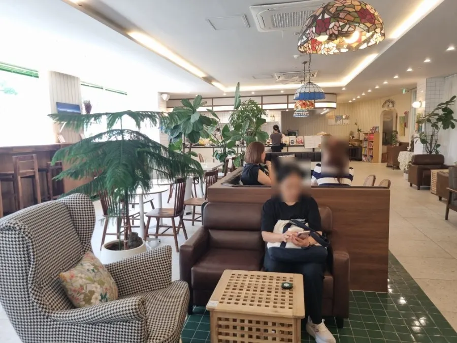 Café Meomureum's space divided into different areas