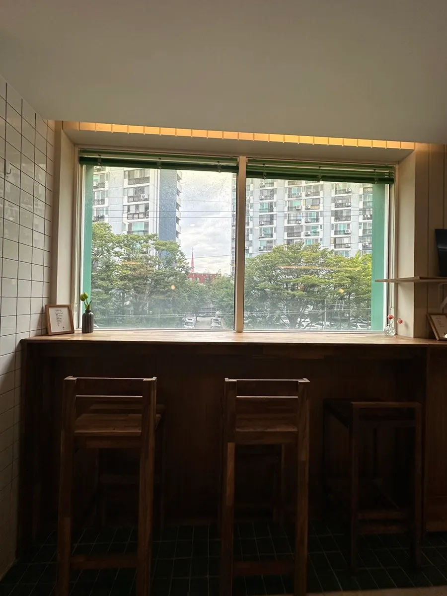 여러 명이 앉을 수 있는 카페 머무름 단체 공간