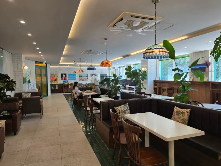 Spacious and comfortable main hall of Café Meomureum