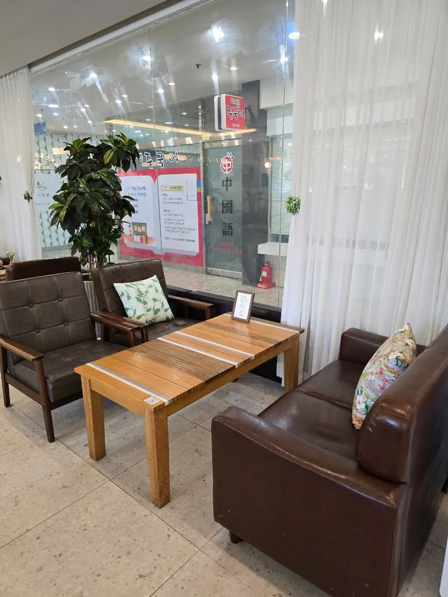 Café seating in wood-tone and green colors