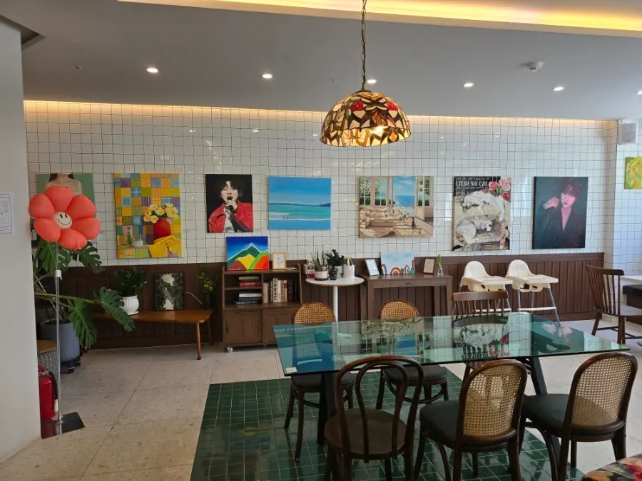 Seating with mismatched tables and chairs