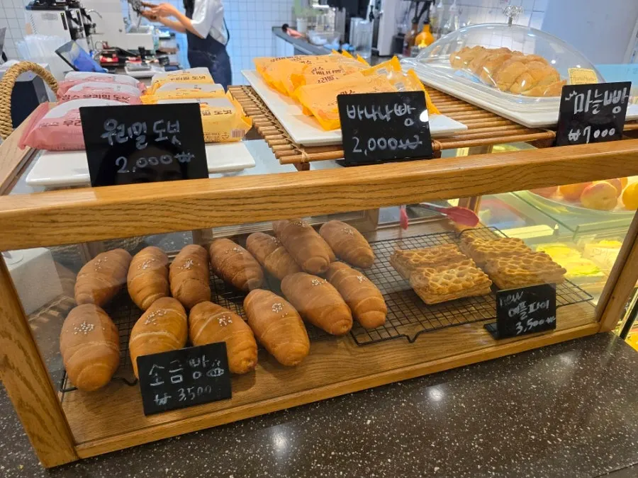 Display of Basque cheesecake and other desserts