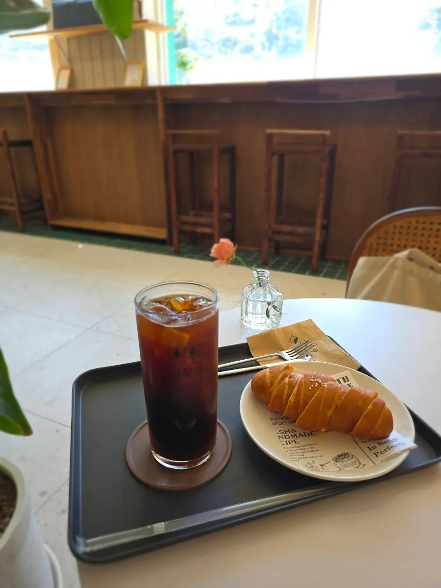 Iced americano with an extra shot