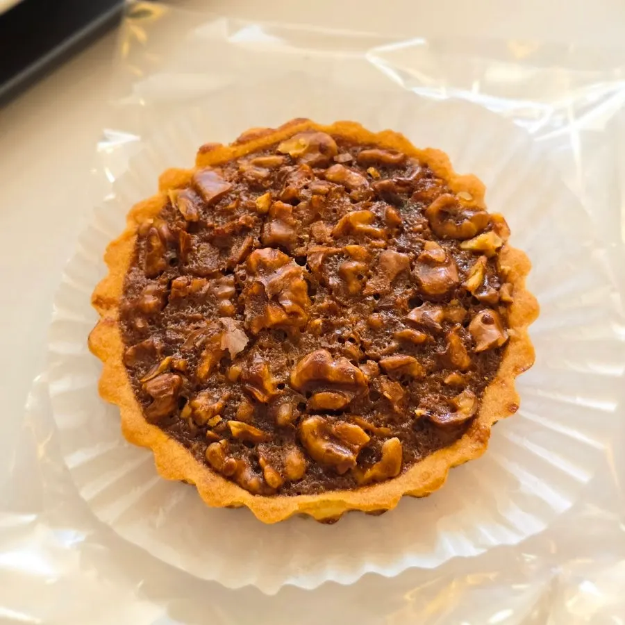 Walnut pie with crunchy walnuts