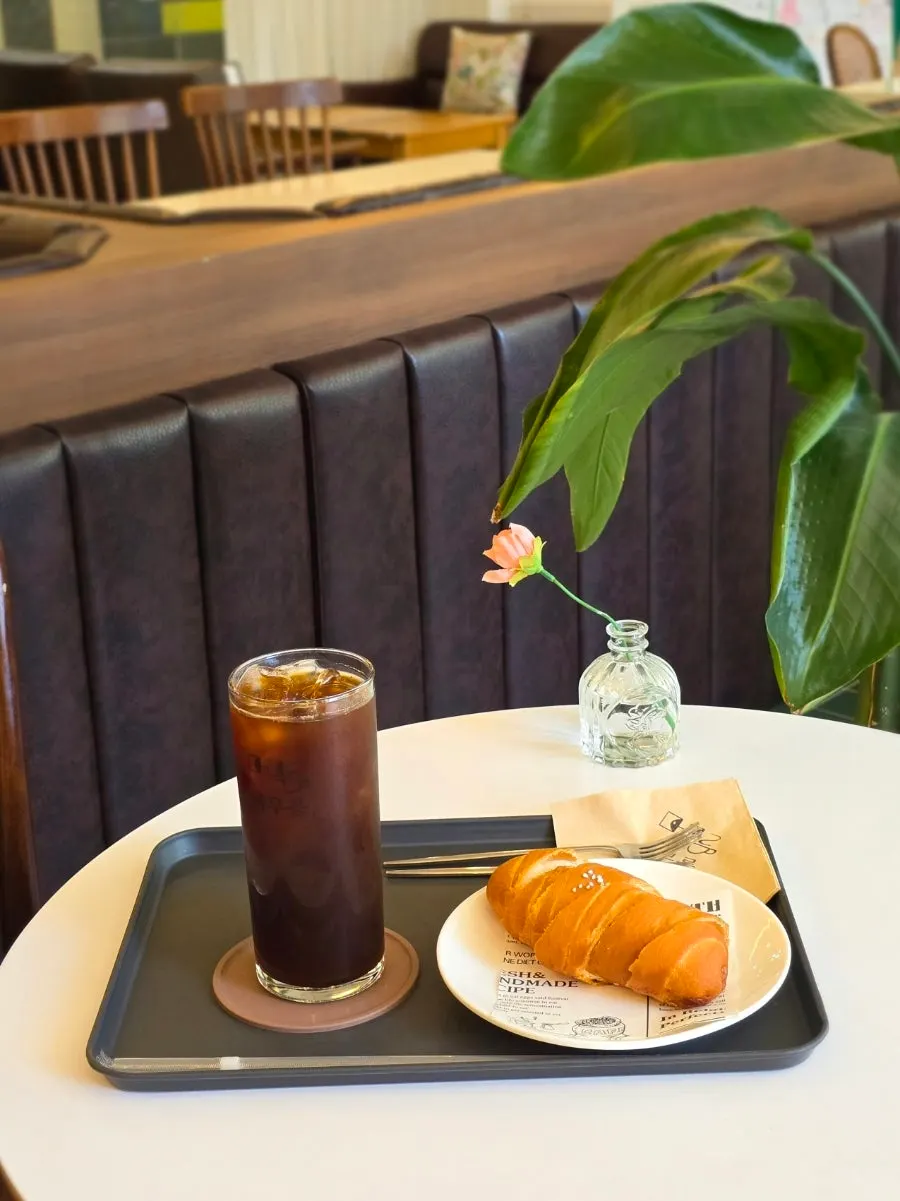 Table with coffee and desserts at Café Meomureum