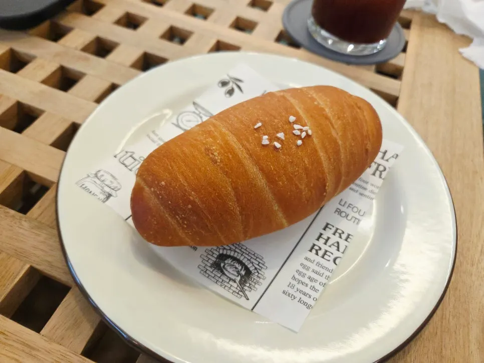 Freshly baked salt bread just out of the oven at Café Meomureum