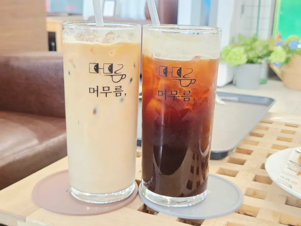 Iced americano and café latte served in tall glasses