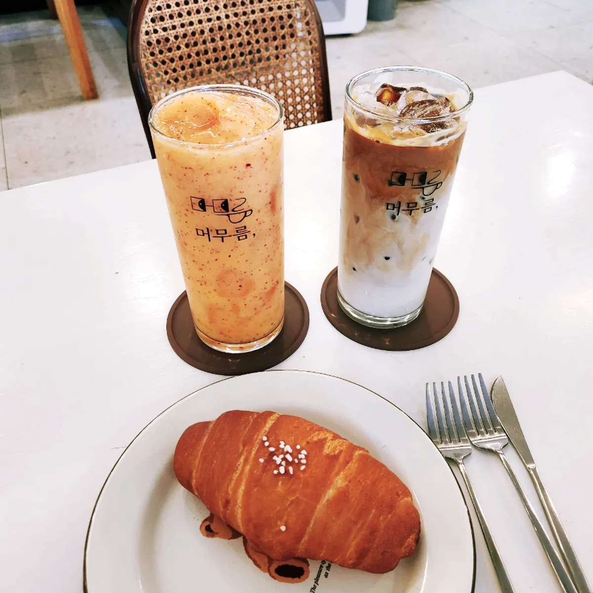 Salt bread and drinks at Café Meomureum in Jeongja-dong, Suwon
