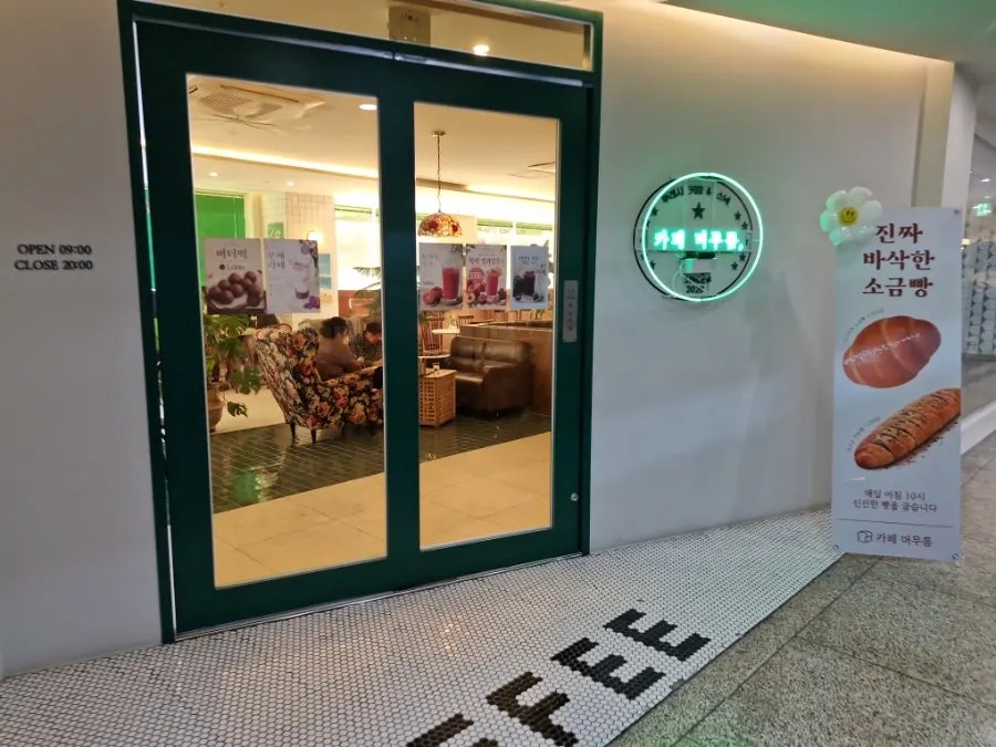 Café space that is great for lingering with children
