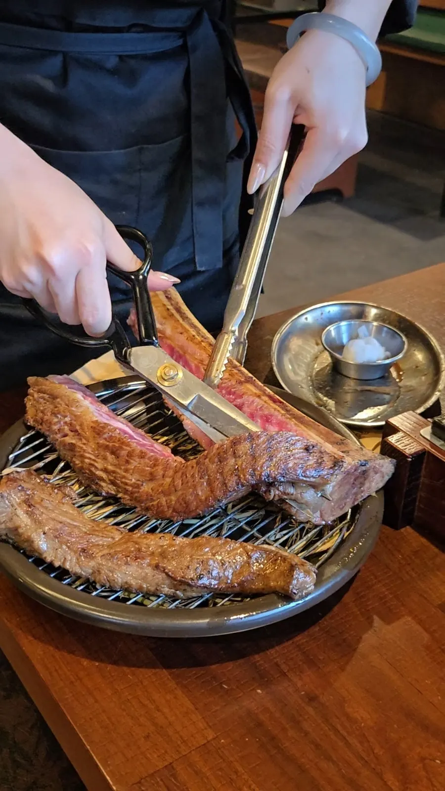 Straw-fire beef ribs and cheese steamed egg at Jipbul Taebaek Suwon Ingye Branch
