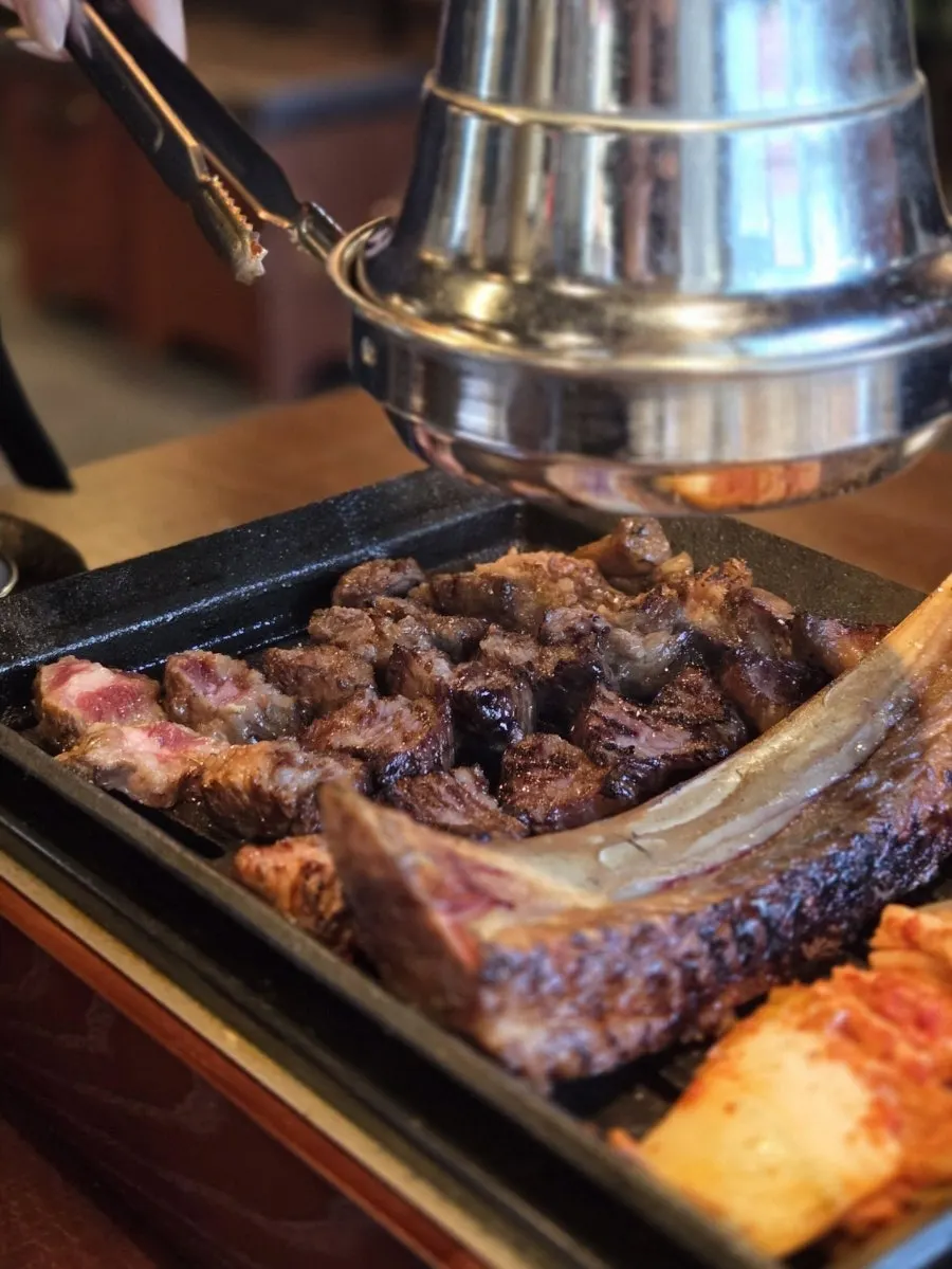 Beef ribs cooking with a straw-fire aroma