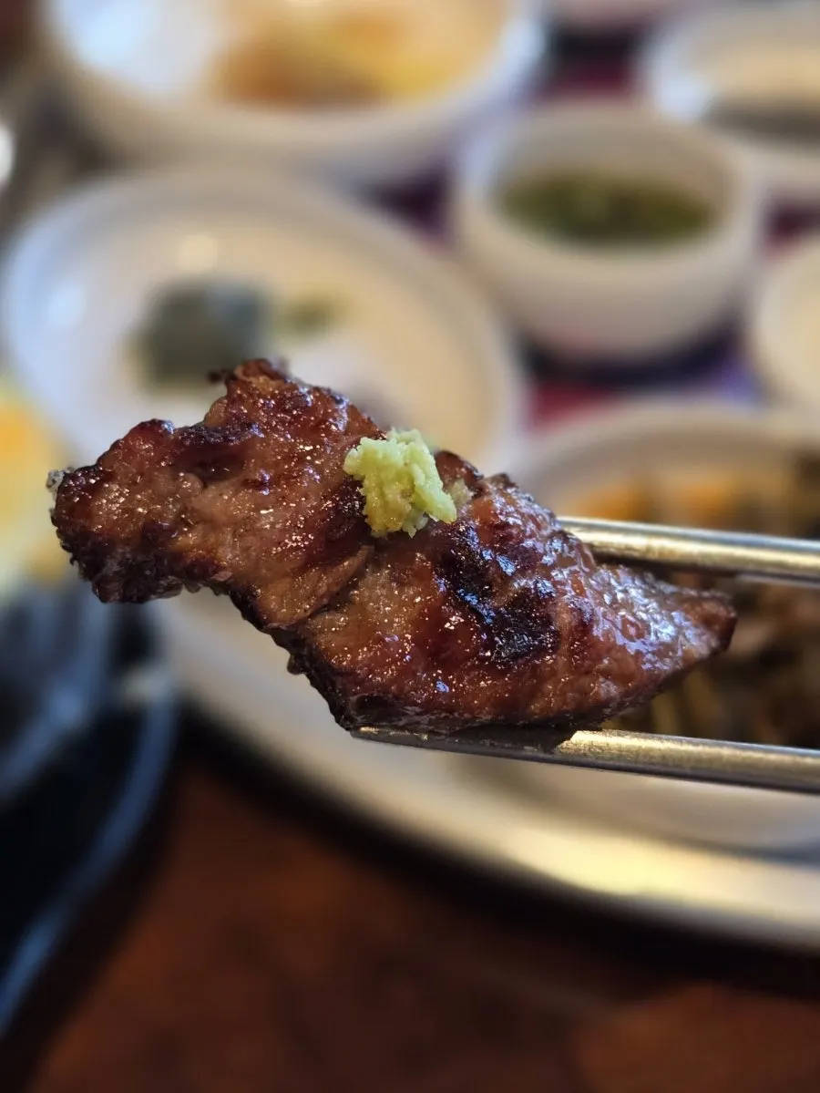 First bite of straw-fire beef ribs