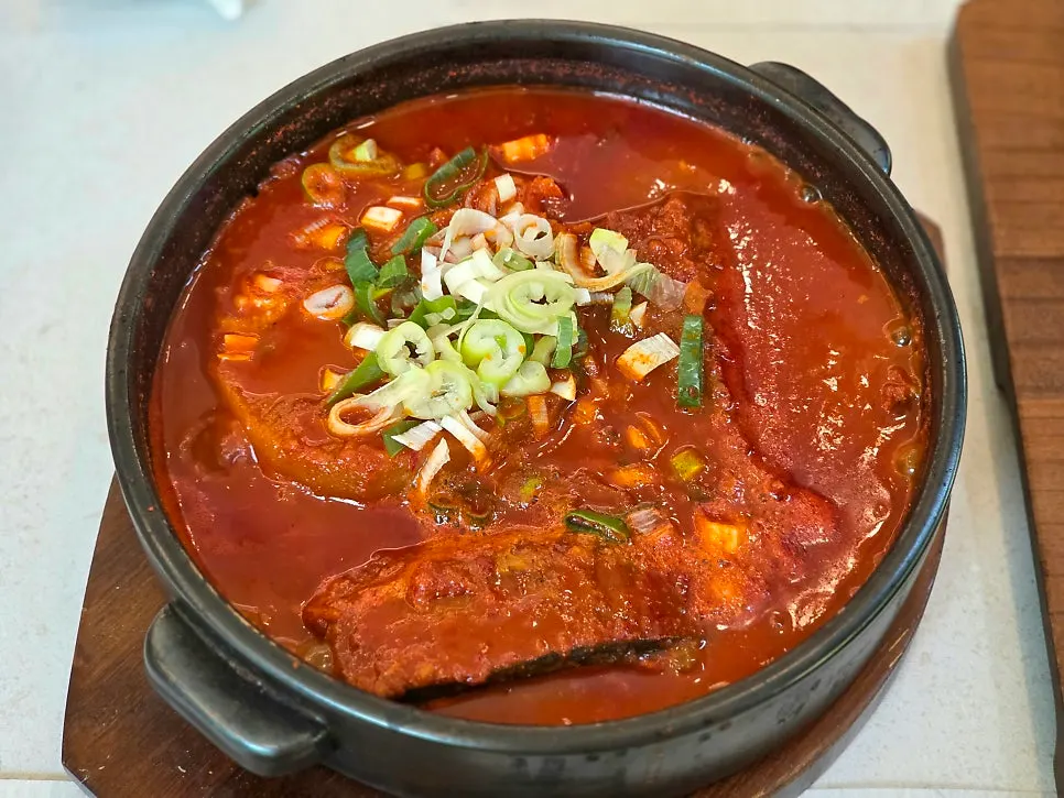 Braised mackerel with radish soaked in red sauce