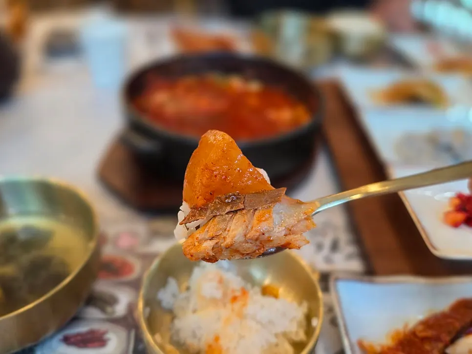 Radish and braised mackerel piled on top of rice