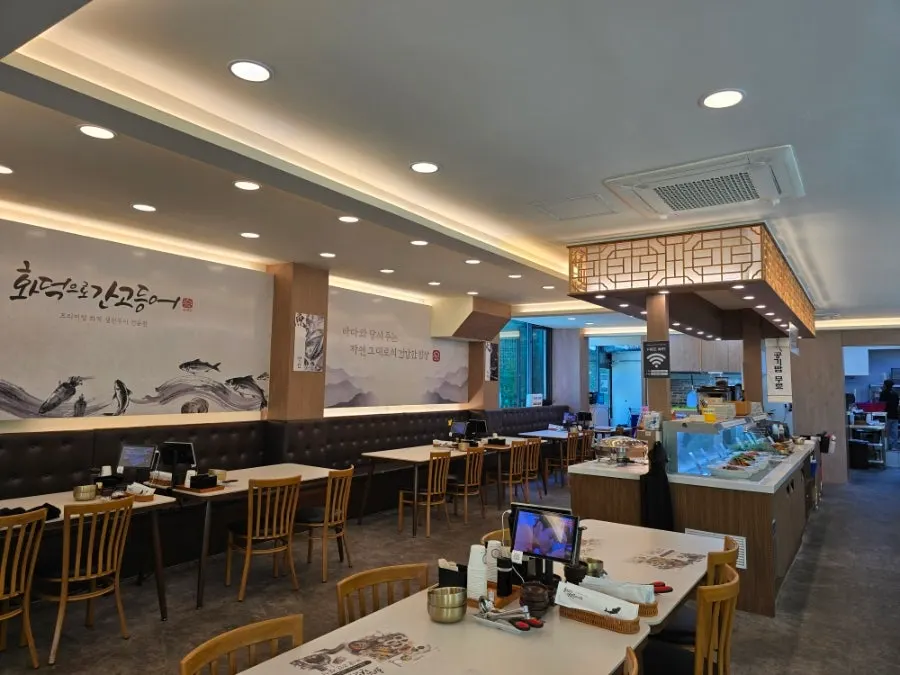 테이블이 많은 2층 홀 전경