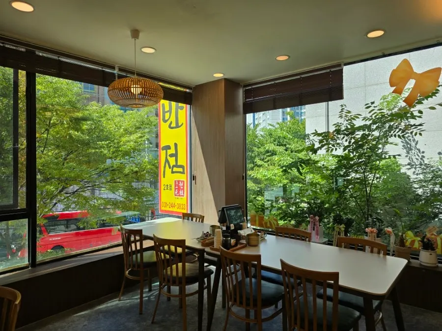가로수가 보이는 창가 코너 좌석