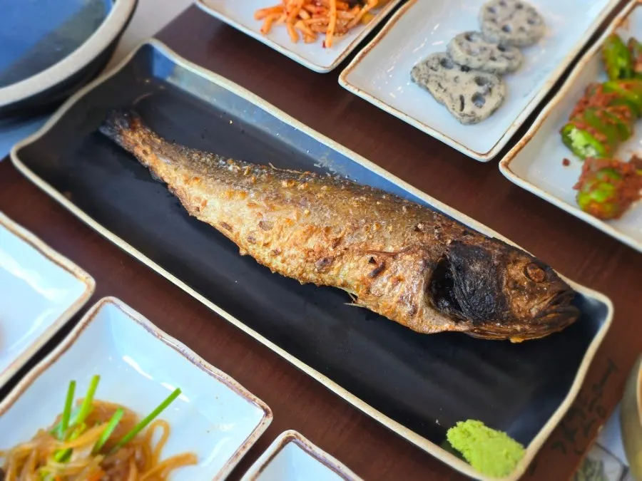 반찬 여섯 가지와 미역국이 놓인 상차림