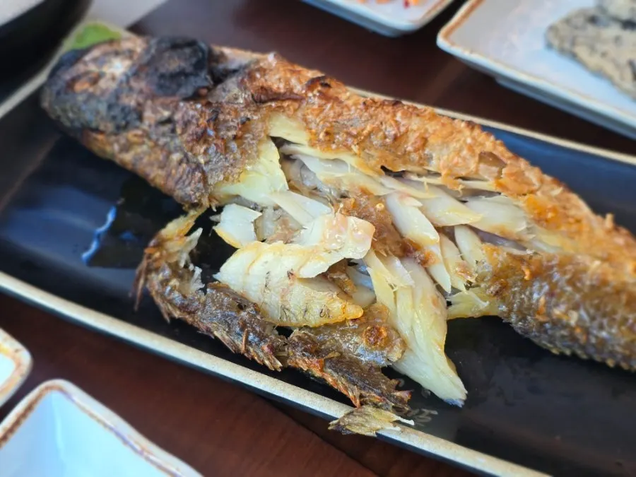 화덕에 구운 큼직한 보리굴비