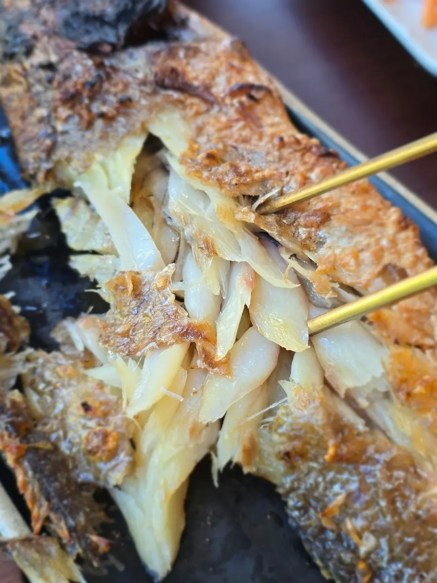 쌀밥에 올린 보리굴비 한 점