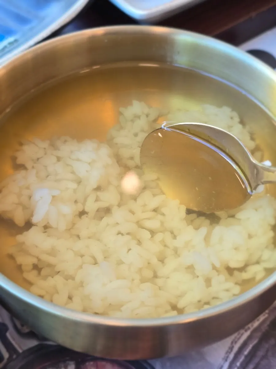 차가운 녹차물에 말아놓은 쌀밥