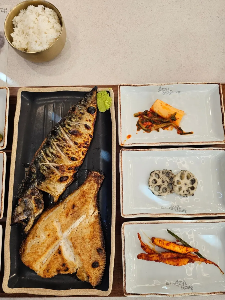 껍질이 노릇하게 구워진 화덕 고등어구이