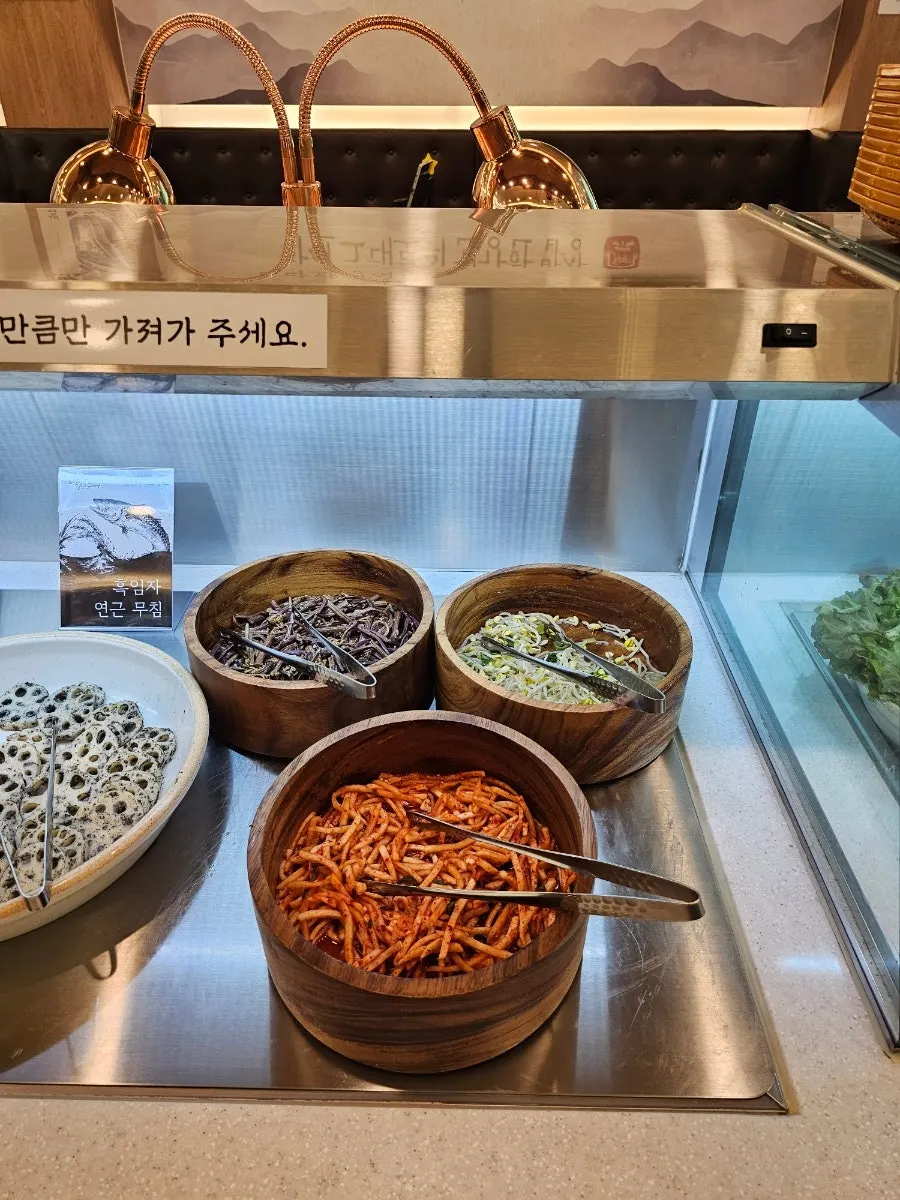 떡볶이와 튀김이 있는 셀프바 구성