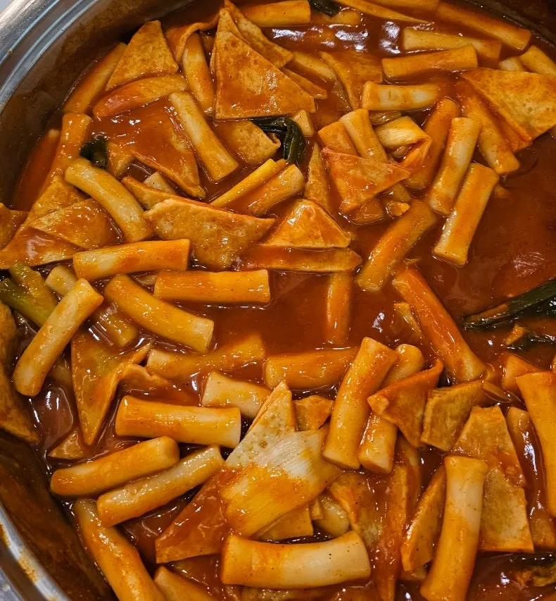 생선구이와 반찬이 함께 놓인 한 상