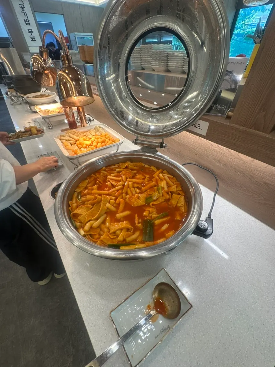셀프바 잡채와 떡볶이, 분홍소세지