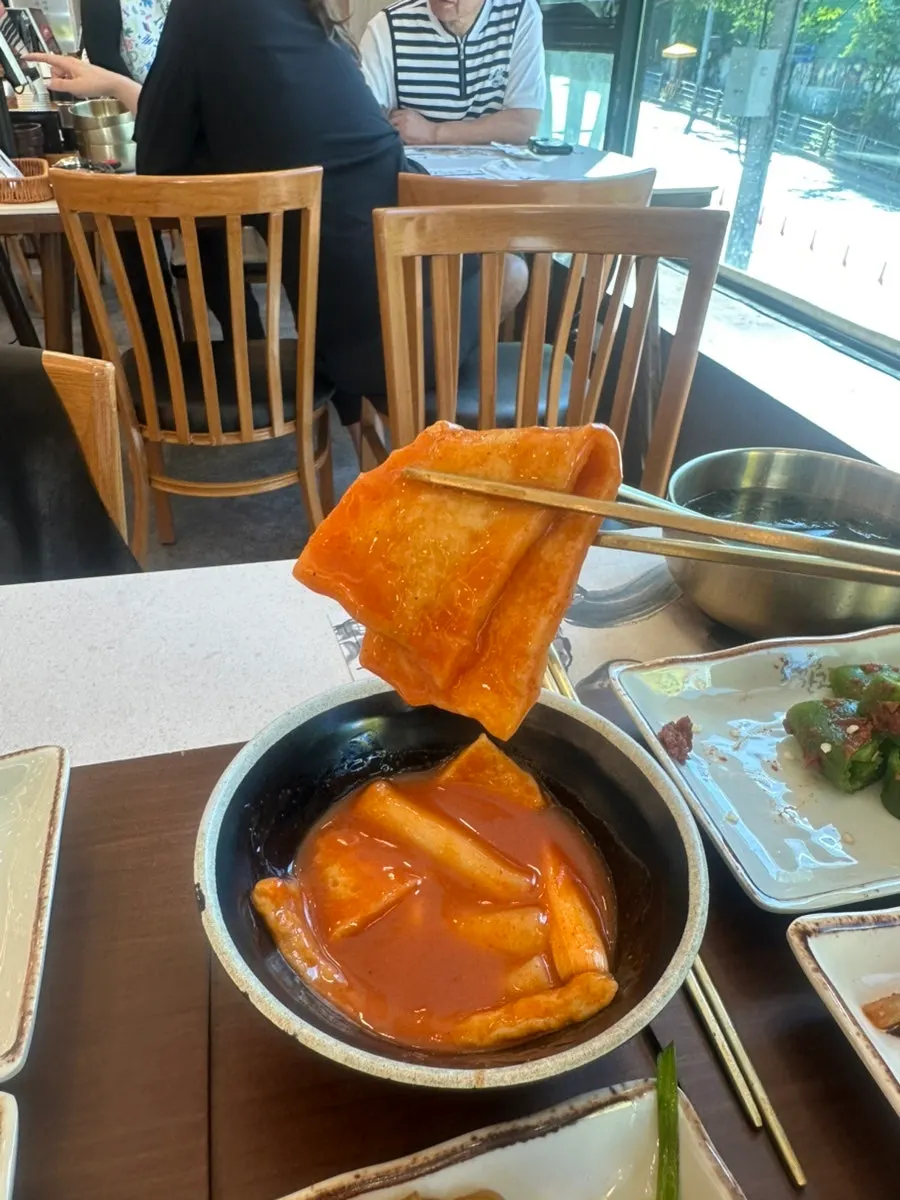 셀프바에서 가져온 떡볶이 접시