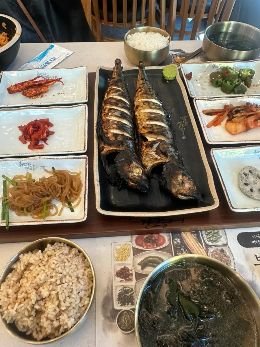 상 홈에 딱 맞게 올라온 고등어구이 2인분