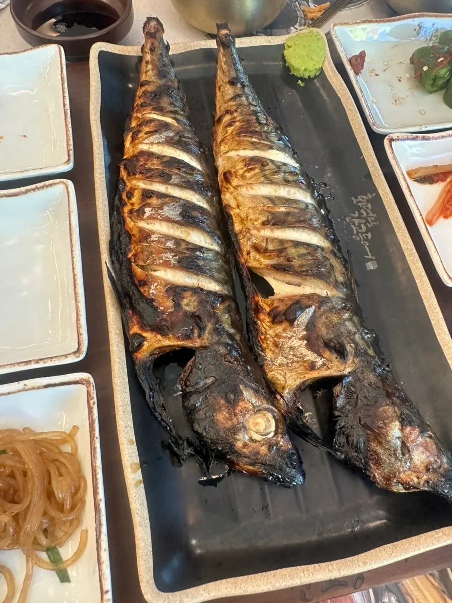 기본 맛으로 구워진 화덕 고등어구이