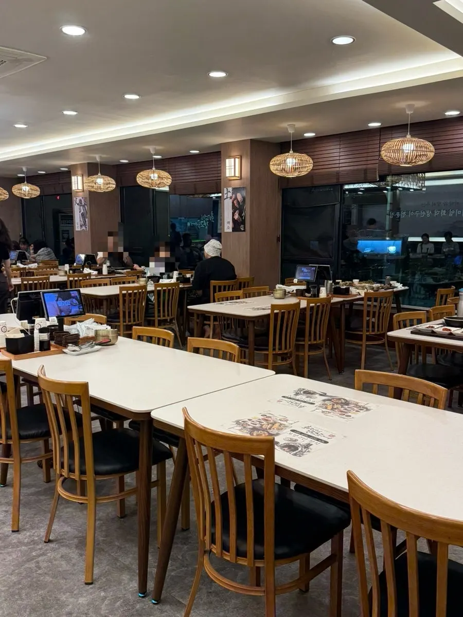 통창이 있는 넓은 매장 내부