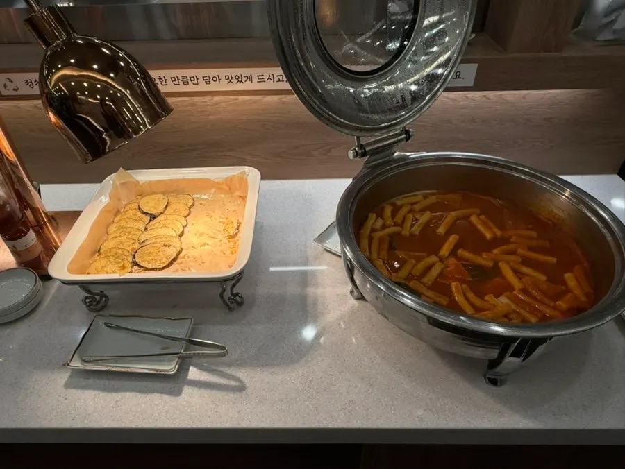 셀프바에 놓인 한식 반찬들