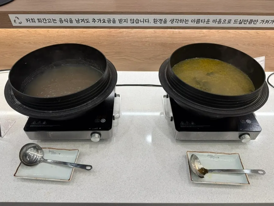 잡채와 튀김이 있는 셀프바
