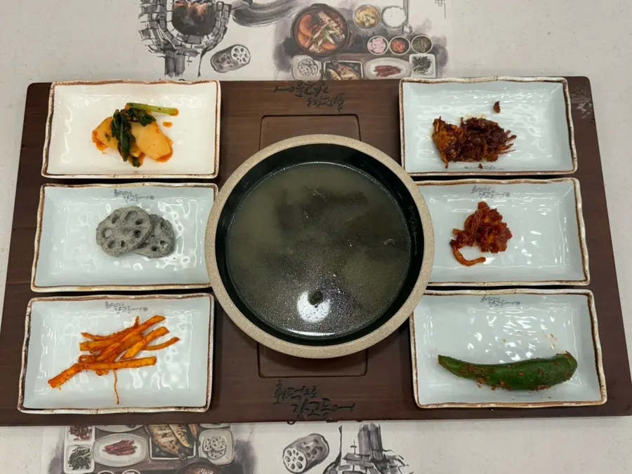 미역국과 밑반찬이 차려진 한 상