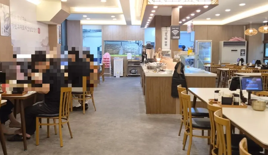 Restaurant alley and shared parking lot near Hanil Town