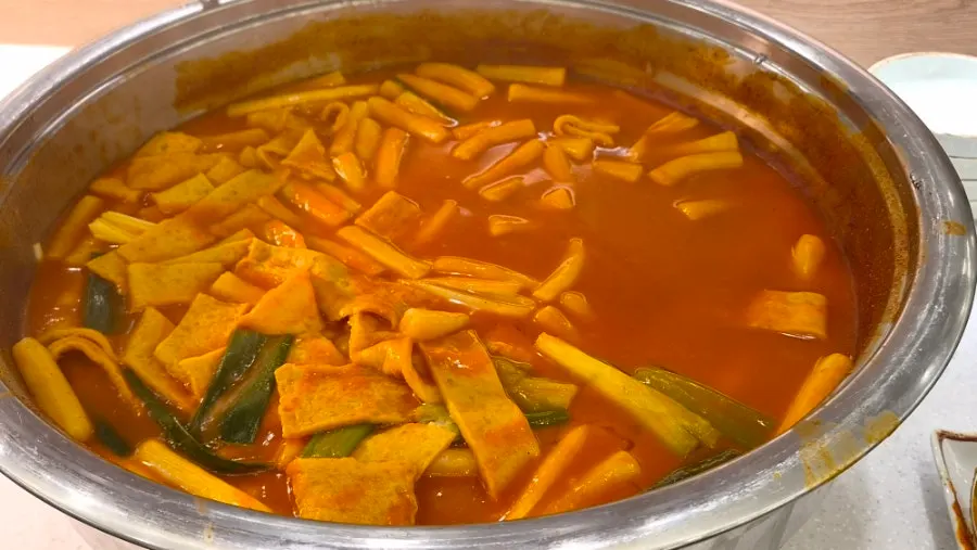 Tray of tteokbokki at the self-serve bar