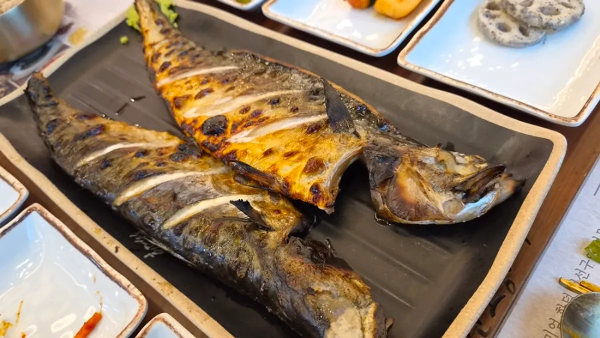 Full table spread of the mackerel set for two at Hwadeogeuro Gan Godeungeo