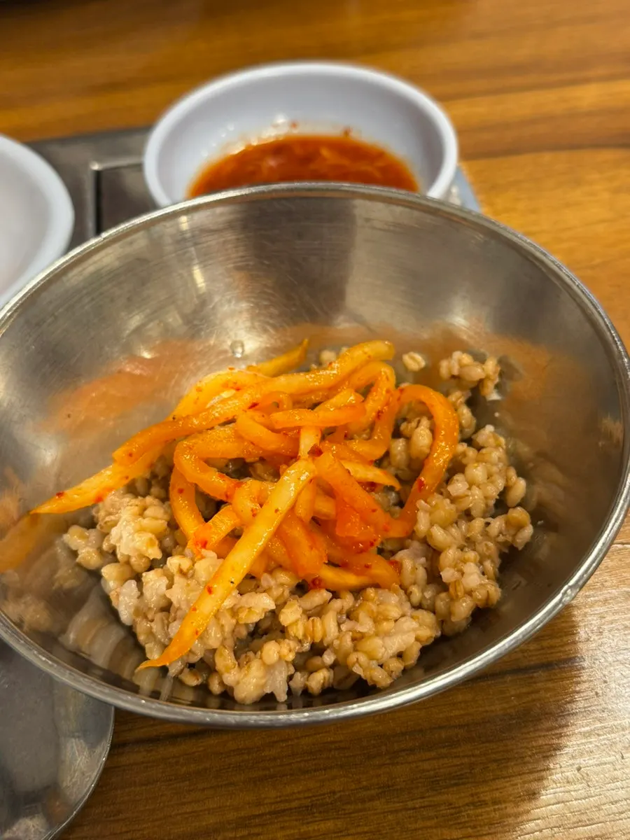 칼낙지와 수육을 주문한 점심 상차림