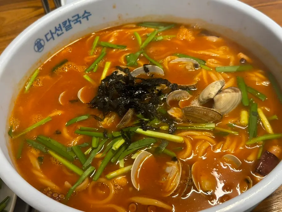 부추를 곁들인 접시수육