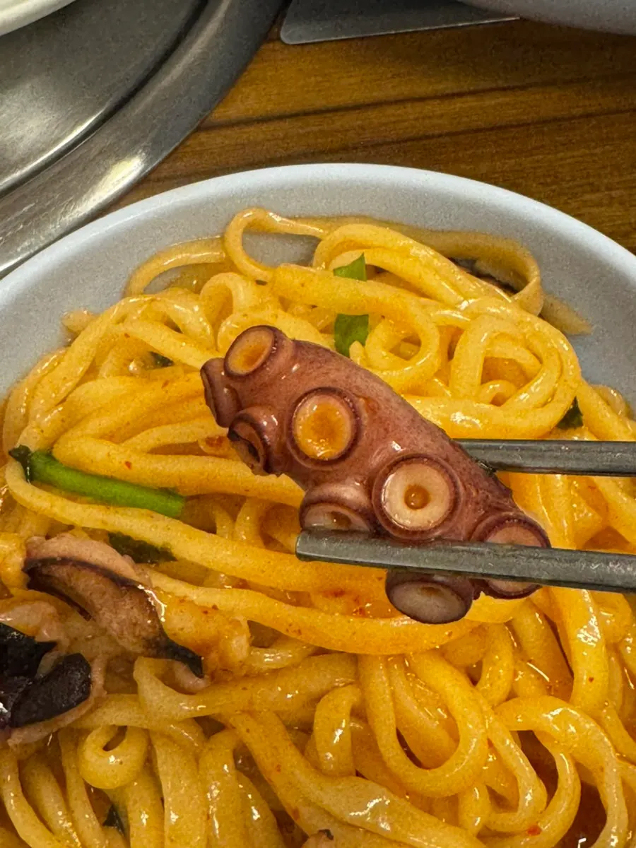 칼국수 면과 낙지가 들어간 칼낙지