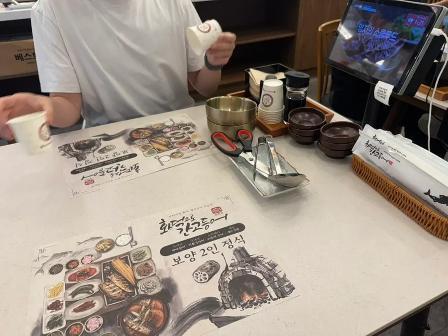 넓은 매장 좌석 공간